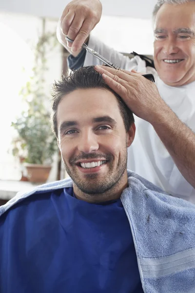 Barber cutting  hair — Stock Photo, Image