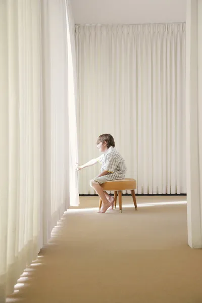 Niño sentado en el taburete — Foto de Stock