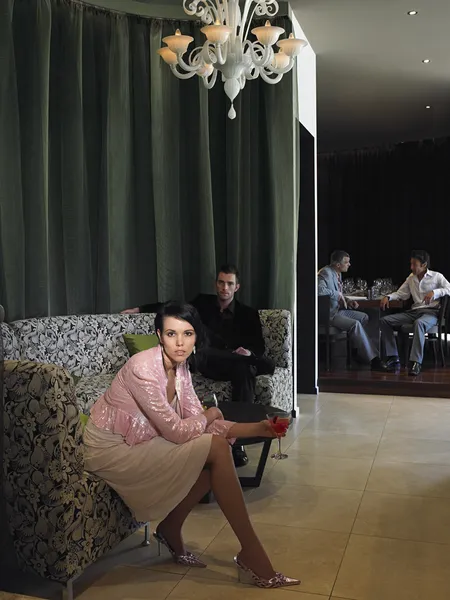 Vrouw zitten op de Bank in de lobby van het hotel — Stockfoto