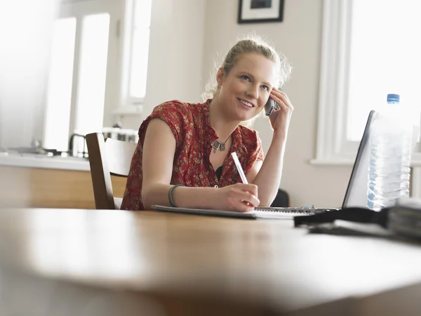 Vrouw met laptop op tafel — Stockfoto