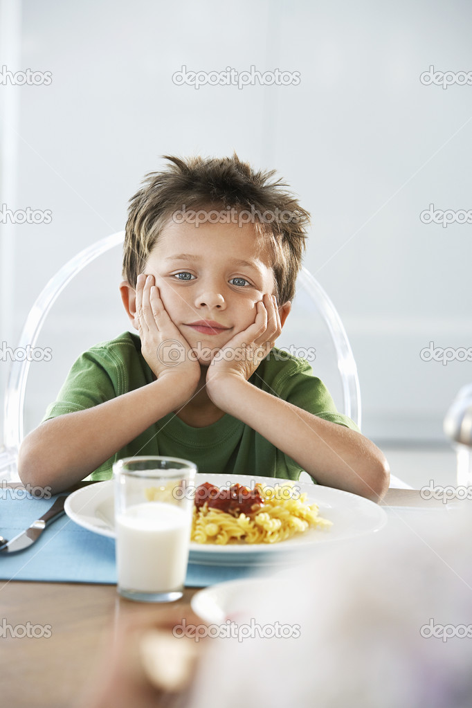 niño comiendo la cena — Foto de stock © londondeposit #33851349