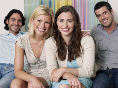 Koltukta oturan arkadaşlar