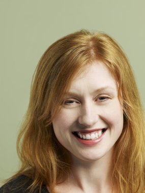 Stüdyoda gülümseyen kadın