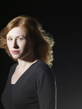 kadın stüdyoda poz