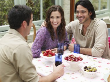  Arkadaşlar yemek masası