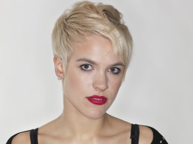 sarışın bir kadın kılığında