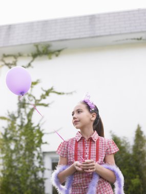 Kız tutarak balon