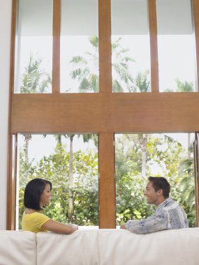 Çift kanepede dinleniyor.