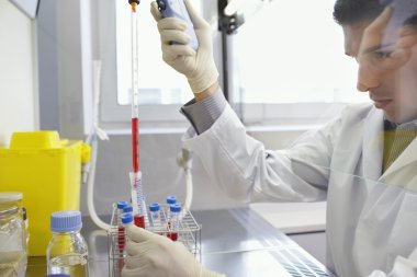 Teknisyen kullanarak pipet