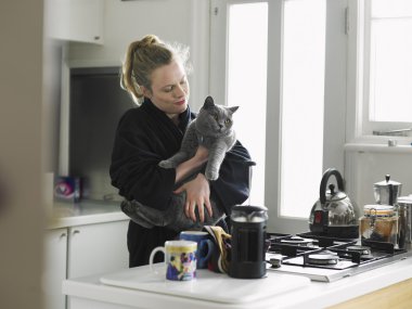 Mutfakta kedi kadınla