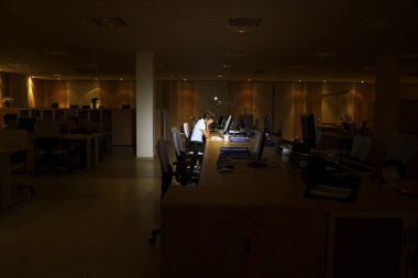 Karanlık Office kadın işçi