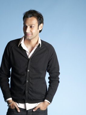 Adam başka tarafa bakıyor.