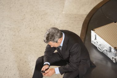 Cep telefonu kullanan bir iş adamı.