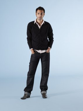 Stüdyoda poz veren adam