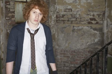 Adam harap merdivenlerinde