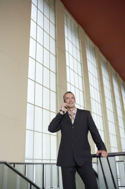 Cep telefonu kullanan bir iş adamı.