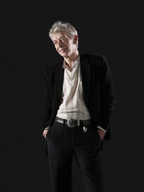 Stüdyoda poz veren adam