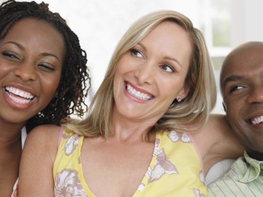 Arkadaşlar gülümsüyor