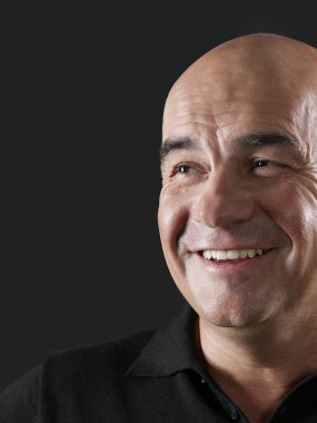 Kendine güvenen erkek gülümseyen