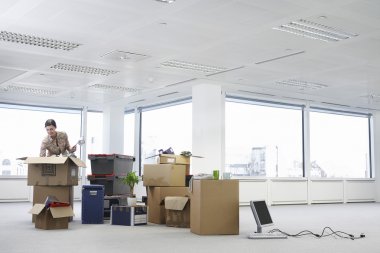 Karton kutuları olan kadın.