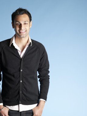 Adam ile elleri ceplerinde gülümseyen