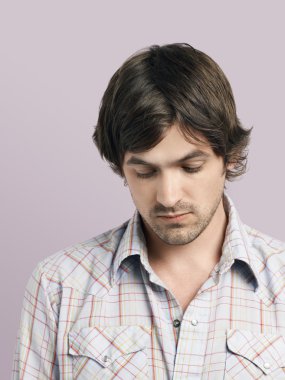 adam aşağı bakıyor