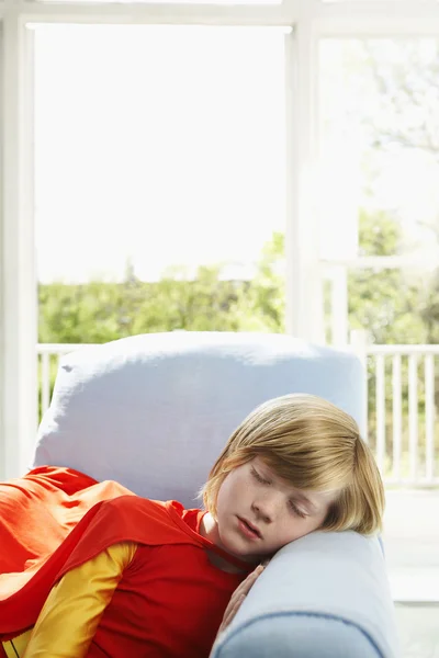 Preteen pojke sov i fåtölj — Stockfoto