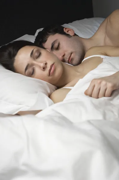 Pareja durmiendo en la cama — Foto de Stock