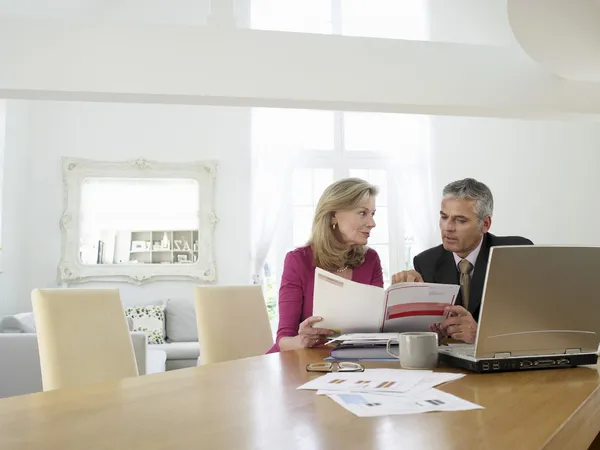 Vrouw met financieel adviseur — Stockfoto