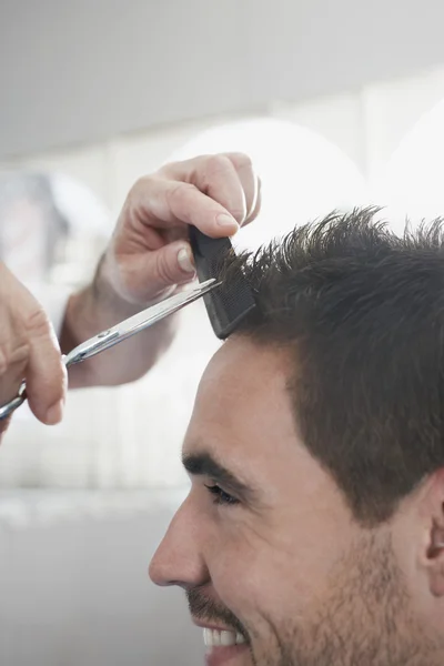 Barber cutting  hair — Stock Photo, Image