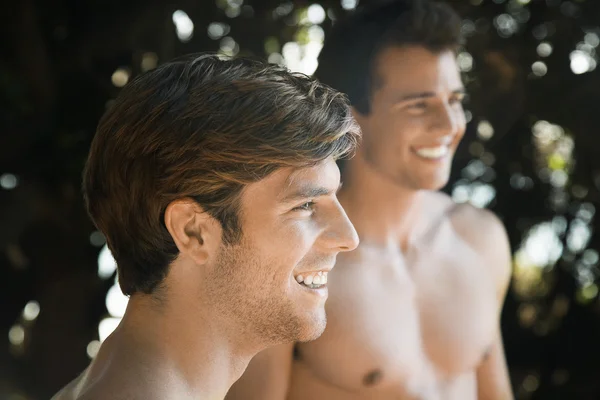 Hombres jóvenes sonriendo — Foto de Stock