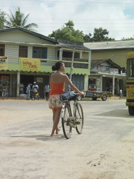 Donna a piedi con bicicletta — Foto Stock