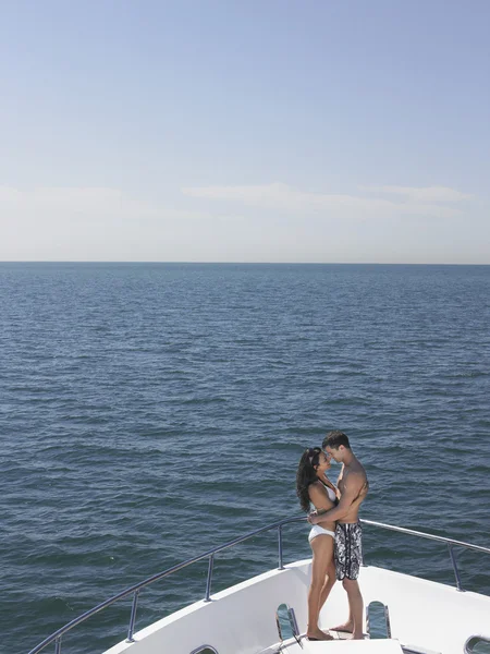 Couple embracing on bow of yacht — Stock Photo, Image