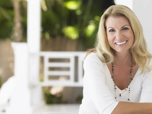 Woman sitting on verandah — Stock Photo, Image