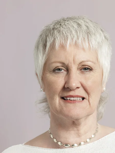 Woman smiling in studio — Stock Photo, Image