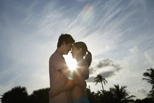 Couple d'adolescents embrassant — Photo