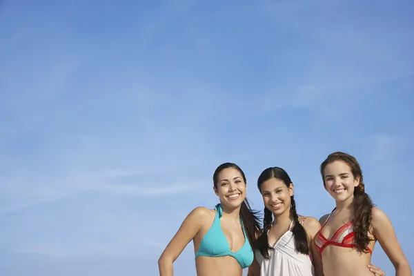 Meninas adolescentes de pé — Fotografia de Stock