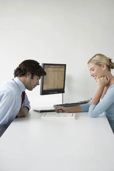 Casal de negócios sentado na mesa — Fotografia de Stock