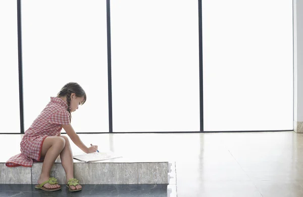 Girl  sitting on floor — Stock Photo, Image