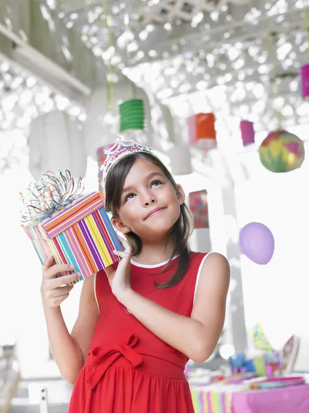 Dívka hospodářství dárek k narozeninám — Stock fotografie