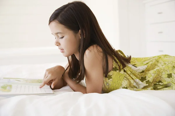 Menina lendo livro de história — Fotografia de Stock