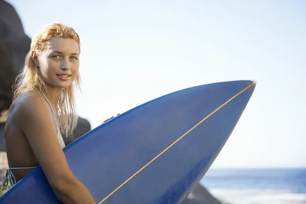 Jonge vrouw bedrijf surfplank — Stockfoto