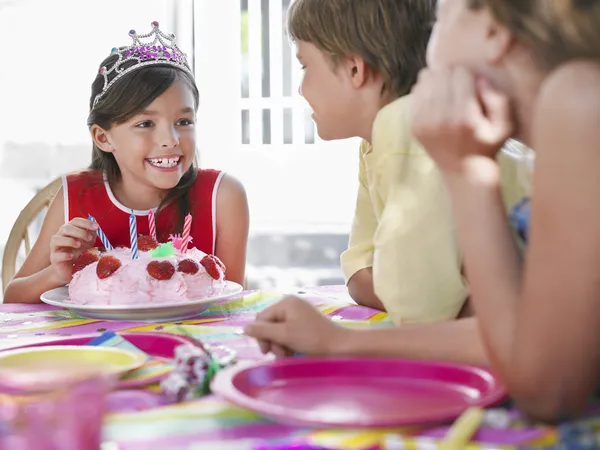 Girl with birthday cake — Stock Photo, Image