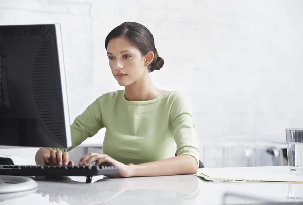 Mujer sentada en el escritorio — Foto de Stock