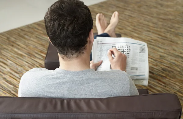 Man Doing Crossword Puzzle — Stock Photo, Image