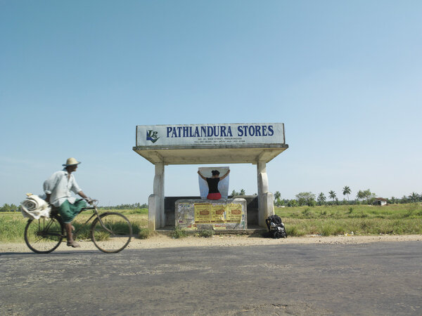 женщина на автобусной остановке держит карту
