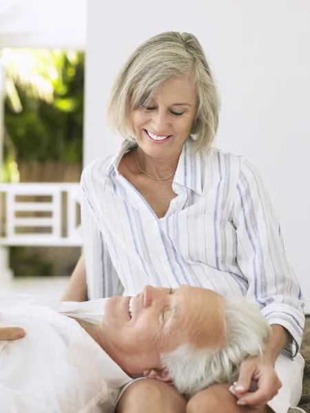 Man resting head on woman's lap — Stock Photo, Image