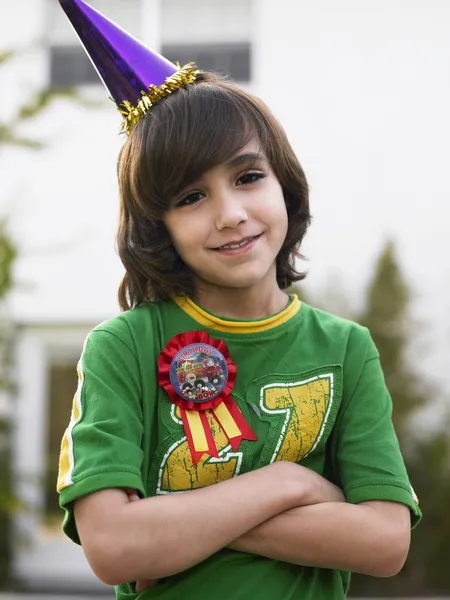 Chlapec s úsměvem klobouk party — Stock fotografie
