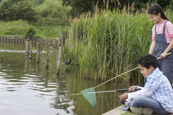 Pesca de niño y niña —  Fotos de Stock