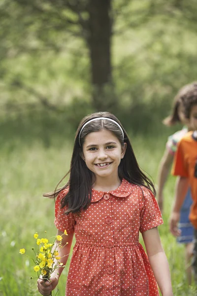 Flicka anläggning blommor — Stockfoto